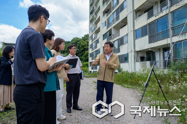 이재영 증평군수가 증평군 윤모아파트 정비사업 현장을 방문했다.(제공=증평군청)
