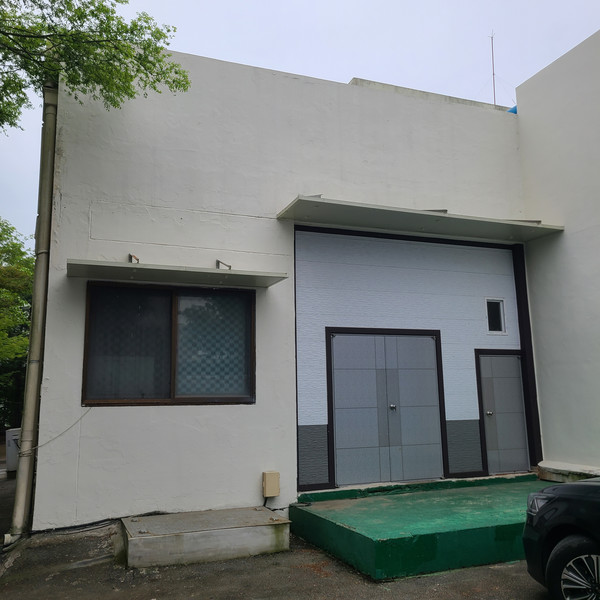 익산시, 3중계펌프장 악취 해소 위한 적극행정=개선전_게시대 및 외벽(사진=익산시 제공)