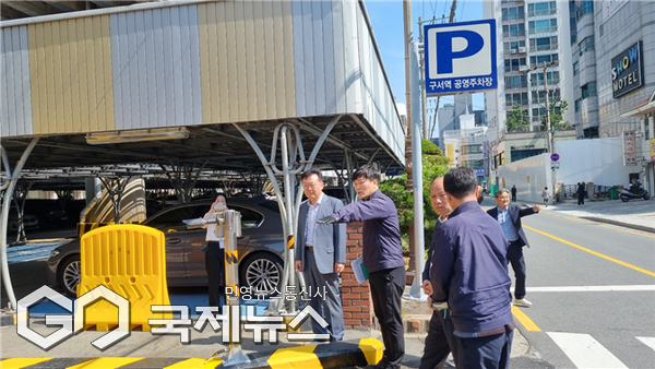 이성림 이사장과 임재선 도시기반본부장이 구서역 공영주차장 사인물 디자인을 점검하고 있다/제공=부산시설공단