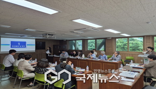 영주시는 2025 인문도시 지원사업 추진에 앞서 업무협약 체결 기관들과 협력사항을 논의하고 있다(설명회 진행모습)