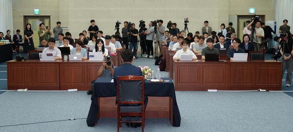 오영훈 제주도지사가 어제(1일) 취임 3주년을 맞아 기자회견을 열고 기자들 앞에서 지난 3년간 도정은 '미래 신성장동력'과 '청년 일자리'에 방점을 찍었다고 자평했다.[사진=제주도청]