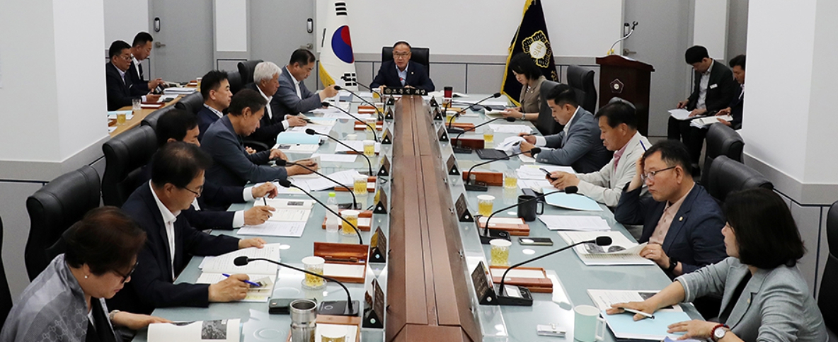 2일 충남 서산시의회 의원들이 서산시의회 의원사무실에서 정책간담회를 개최하고 있다(사진/서산시의회 제공)