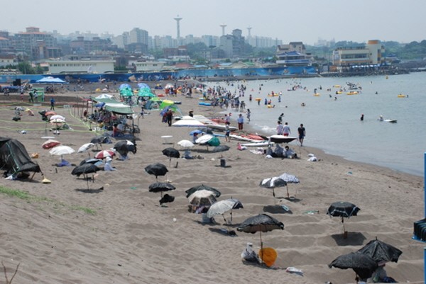 ‘제21회 삼양검은모래축제’가 오는 5일과 6일 이틀간 에메랄드빛 파도와 검은 모래가 어우러진 삼양검은모래해변 일원에서 개최된다.[사진=제주시청]