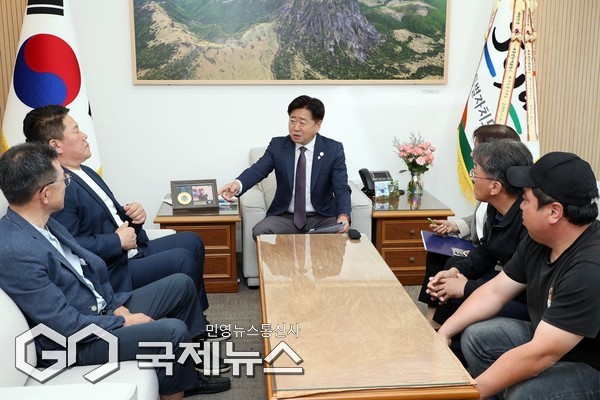 제주특별자치도와 동복리가 제주환경자원순환센터의 원활한 운영과 지역 상생발전을 위해 긴밀히 협력하기로 했다. 오영훈 지사는 11일 오전 도청 집무실에서 김병수 동복리장을 비롯한 동복리 마을회 관계자들과 면담을 갖고 앞으로의 협력방안을 논의했다.[사진=제주도청]