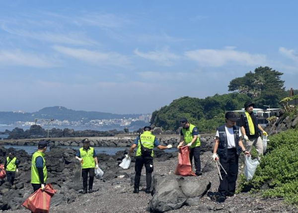 제주해안경비단(단장 김태우)는 2일 서귀포시 보목동 구두미포구 일대에서 행복나눔 장애인지원센터와 함께 해안정화활동을 실시했다.[사진=제주해안경비단]