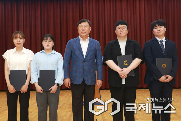 (사진제공=동구) 3일 동구청 2층 대강당에서 6급 이하 정기인사 임용장 수여식을 갖고 김종훈 동구청장이 승진 및 신규 인사발령자에게 임용장 수여 및 축하 기념촬영을 하고 있다.