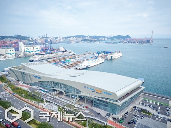 부산항 국제여객터미널에 접안한 크루즈선 모습