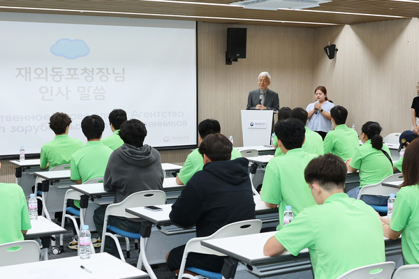 4일, 이상덕 동포청장이 인천 송도 재외동포웰컴센터에서 열린 ‘재외동포청과 함께 하는 고려인 청소년과의 대화’에서 인사말을 하고 있다.  사진=재외동포청