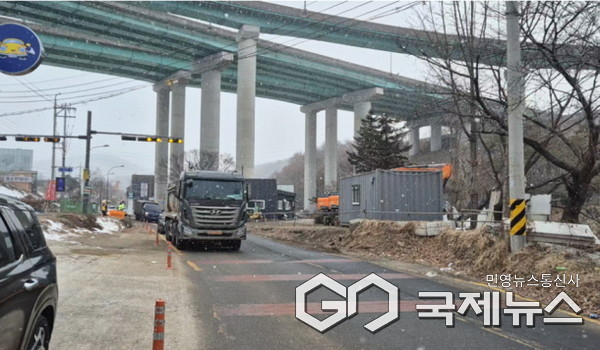 용인특례시 수지구 고기동의 노인복지주택 공사현장에 지난 3월 한시적으로 허용됐던 토사 반출 당시 고기초 앞 도로를 지나는 공사차량(사진=용인시)