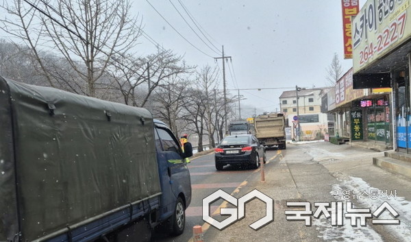 용인특례시 수지구 고기동의 노인복지주택 공사현장에 지난 3월 한시적으로 허용됐던 토사 반출 당시 고기초 앞 도로를 지나는 공사차량(사진=용인시)