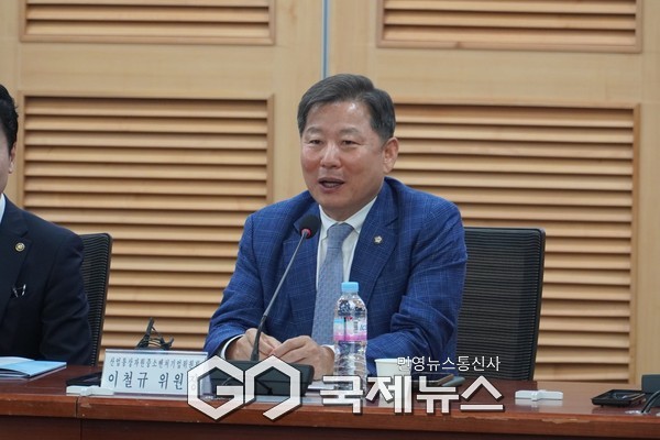 ▲‘국내 석탄산업 종료 방안 및 폐광지역 경제 회생 대책 마련’ 정책 토론회에서 발언하는 이철규위원장