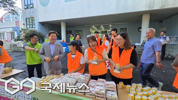 이날 캠페인에서는 이른 아침 학교로 향하는 학생과 교직원 약 700여 명에게 우리 쌀로 만든 백설기와 식혜가 제공됐다.[사진=문서현 기자]