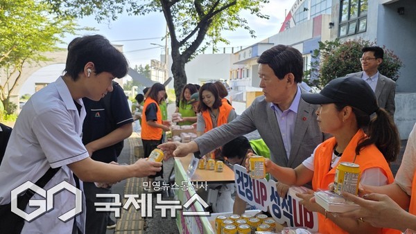 이날 행사에는 김광수 제주도 교육감과 홍인숙, 양영수 도의원, 영주고 학부모회와 운영위원회도 함께해 자녀들과 학생들에게 직접 떡을 건네며 따뜻한 마음을 전하는 뜻깊은 시간을 가졌다.[사진=문서현 기자]