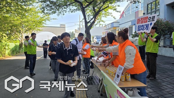  ‘든든한 아침, 활기찬 하루!’ 캠페인은 제주농협과 학부모회가 함께 추진하는 ‘청소년 아침밥 먹기 운동’의 일환으로, 연말까지 도내 중·고등학교를 순회하며 진행될 예정이다.[사진=문서현 기자]