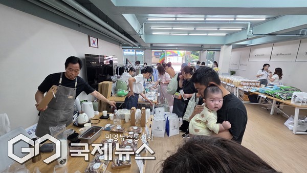 이날 행사장에는 옷, 수제 고추장, 건어물, 건강한 곡물, 찐빵, 화초 등 다양한 물품이 진열됐으며, 특히 수제 떡갈비와 회원들이 기부한 의류는 행사 시작 후 불과 몇시간 되지 않아 전량 매진되는 뜨거운 인기를 끌었다.[사진=문서현 기자]