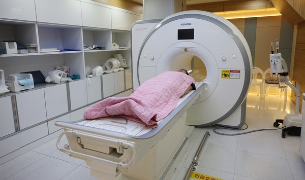 제주대학교병원(병원장 최국명)은 올해 7월부터 자기공명영상촬영기(MRI) 검사를 평일은 물론 휴일까지 24시간 운영체계를 가동했다.
