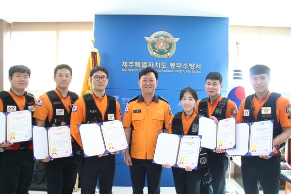 동부소방서(서장 강성부)는 지난 8일 심정지 및 중증외상 등 중증응급환자 소생에 기여한 구급대원에게 ‘하트세이버’와 ‘트라우마세이버’를 수여했다.[사진=동부소방서]