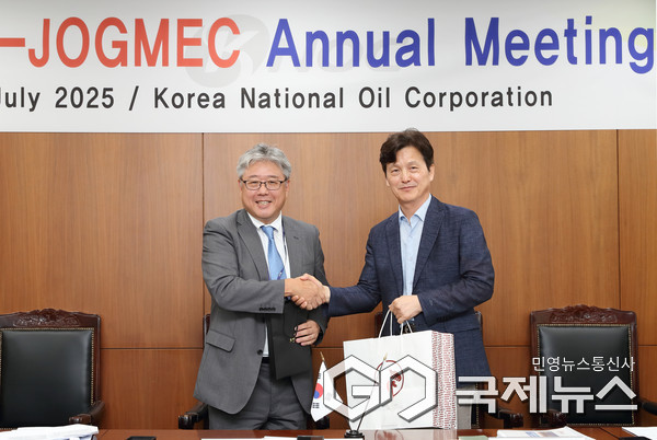 (사진제공=한국석유공사) 한국석유공사 안범희 비축본부장(오른쪽)과 JOGMEC 후루하타 테츠야 비축부본부장이 8일 울산 본사에서 열린 정례회의에서 기념 촬영을 하고 있다