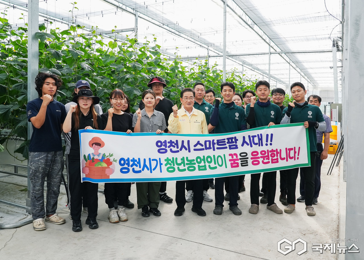 (제공=영천시) 오이 첫 수확을 시작한 지역특화 임대형 스마트팜에 입주한 청년농업인과 최기문 영천시장