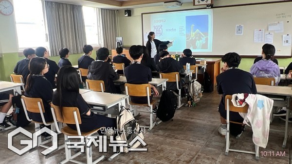 제주시교육지원청(교육장 강승민)과 제주시진로교육지원센터는 지난 9일부터 오는 17일까지 제주시 관내 9개 중학교, 80학급 2208명의 학생들을 대상으로 ‘대학생이 들려주는 진로특강’을 운영하고 있다.[사진=제주시교육지원청]