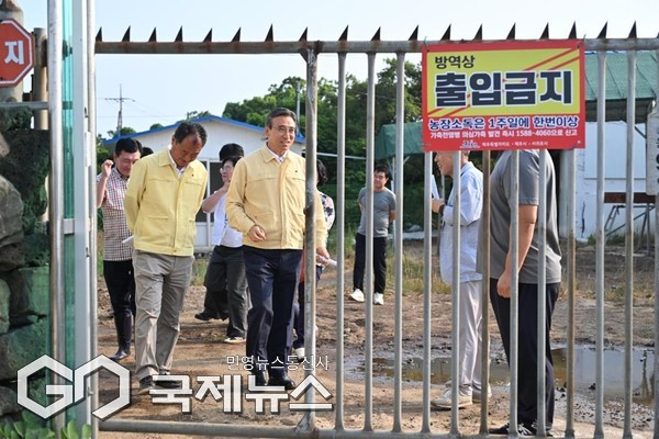 서귀포시는 지난 9일 여름철 폭염에 따른 축산 농가의 피해를 예방하고 현장의 목소리를 청취하기 위해 대정읍 소재 서림 양계농장을 방문해 현장점검을 실시했다.[사진=서귀포시청]