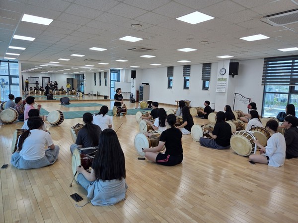 8일, 부평2동 주민자치회는 동 행정복지센터에서 동수중학교 학생들과 함께 전통 풍물체험을 했다. 사진=부평구