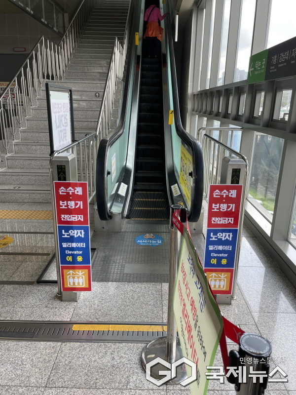 용인시는 7월 중 용인경전철 안전시설 보강 사업을 추진한다. 해당 사진은 용인경전철 내부 승강설비 이용 안내 표지(사진=용인시)