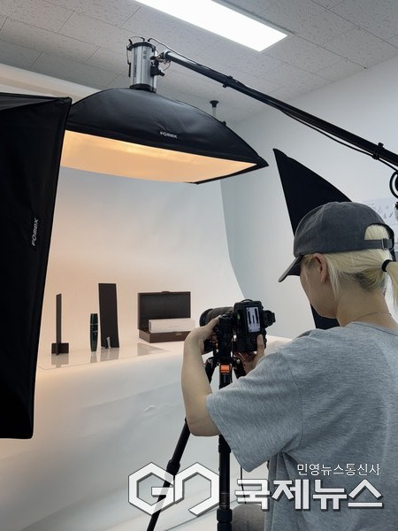 용인 디지털무역종합지원센터(deXter)에서 제품을 촬영하는 모습(사진=용인시)