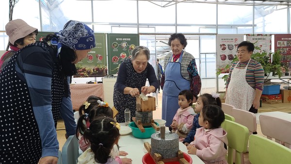 두부 만들기 노인일자리 사업. 사진제공=경기도청