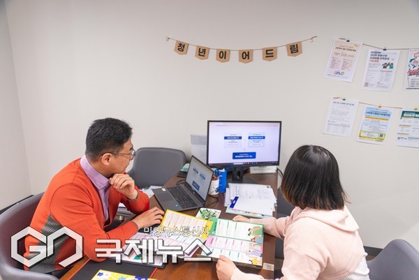 제주도는 청년들의 눈높이에 맞춘 정책 연결을 위해 청년보장제를 도입하고, 이를 실현하기 위한 핵심 사업으로 생애주기별 맞춤형 정책인 '청년 이어드림' 정책을 추진하고 있다.[사진=제주청년센터]