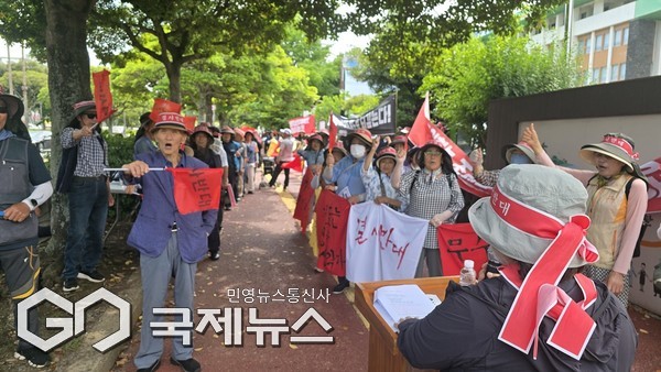 광령1리 마을주민들은 15일 오전 10시 제주도청 앞에서 대규모 집회를 열고 광령리 384번지 종합폐기물 사업 결사반대를 촉구했다.[사진=문서현 기자]