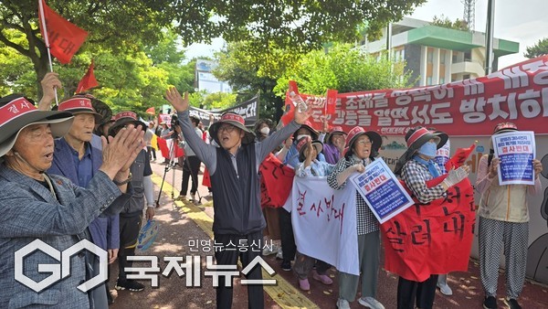 광령1리 마을주민들은 15일 오전 10시 제주도청 앞에서 대규모 집회를 열고 광령리 384번지 종합폐기물 사업 결사반대를 촉구했다.[사진=문서현 기자]
