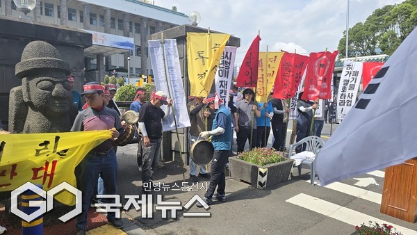 광령1리 마을주민들은 15일 오전 10시 제주도청 앞에서 대규모 집회를 열고 광령리 384번지 종합폐기물 사업 결사반대를 촉구했다.[사진=문서현 기자]