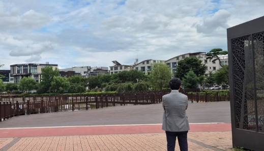 맹정호 전 충남 서산시장이 서산중앙호수공원에 약 19억 원을 투입해 새롭게 조성한 시설물들을 바라보고 있다(사진/맹정호 전 서산시장 페이스북 갈무리)