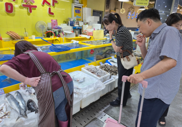 수산물 수거 현장 모습. 사진=인천시보건환경연구원
