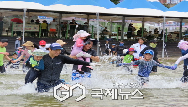 반두잡이에 뛰어든 가족 여행객