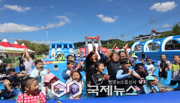 워터파크에 열광하는 아이들