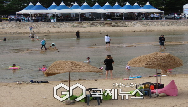 모래놀이장에서 피서를 즐기는 관광객