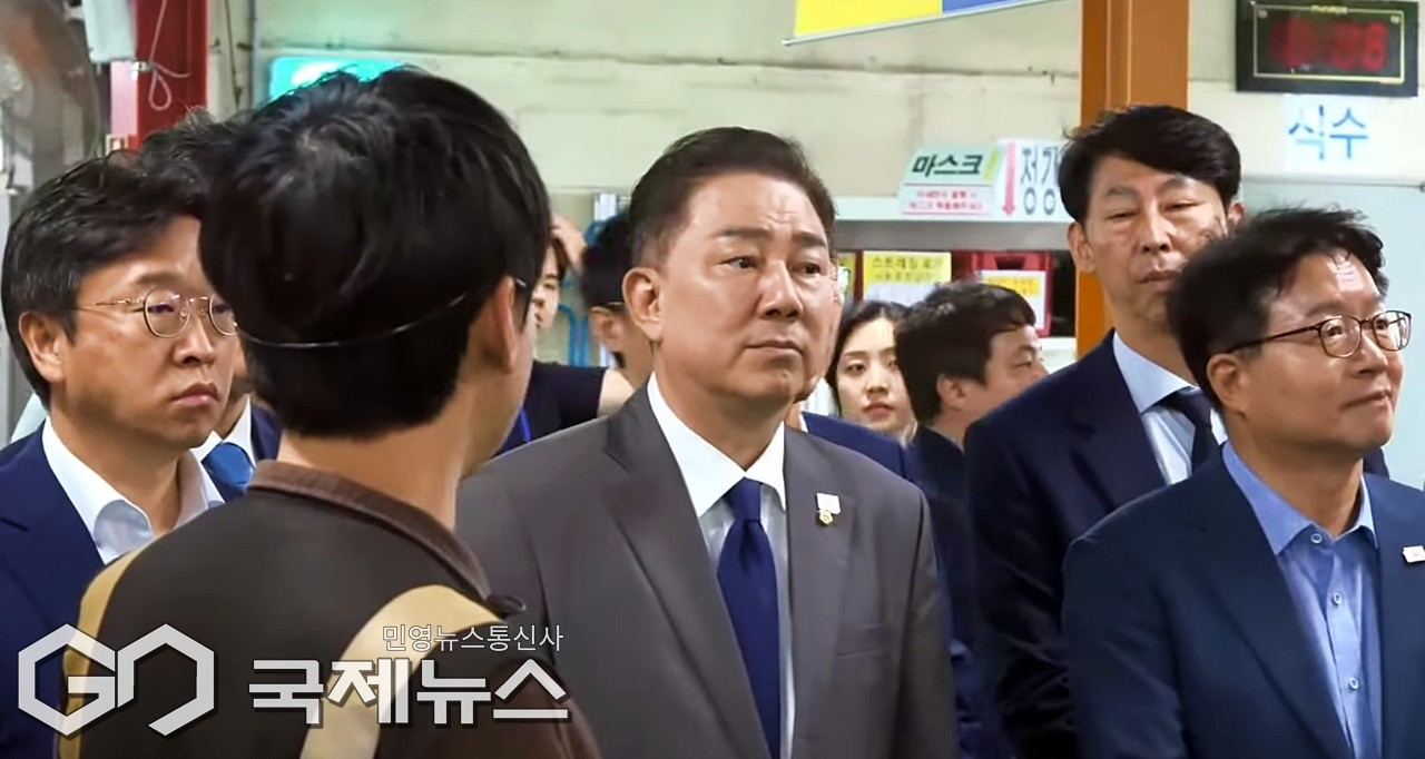 ▲김병기 더불어민주당 대표 직무대행 겸 원내대표는 16일 오후 쿠파 서초1캠프를 방문해 쿠팡 현장 직원으로부터 현장 작업 과정 등에 대해 설명을 듣고 있다./델리민주