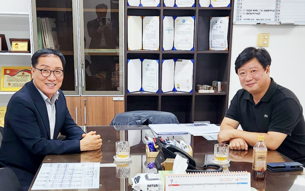 인천시의회 한민수 의원과 남동구의회 황규진 총무위원장이 닥터헬기 전용 계류장 설치 관련 남동구의회 재상정(공유재산관리계획안)에 대해 협의를 하고 있다. 사진=인천시의회