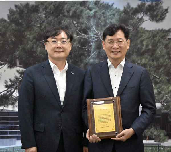        (사진=장수군)장수군 지역특화 임대형 스마트팜 조성, 한국농어촌공사 전북지역본부 감사패 전달