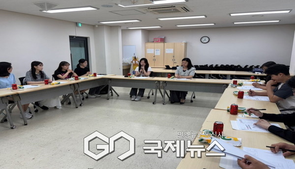 경기동부지소 이승경 지소장과 대학생위원회가 함께 청렴서약식을 진행하고 있다.