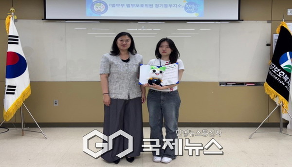 경기동부지소 이승경 지소장과 대학생위원회가 함께 청렴서약식을 진행하고 있다.