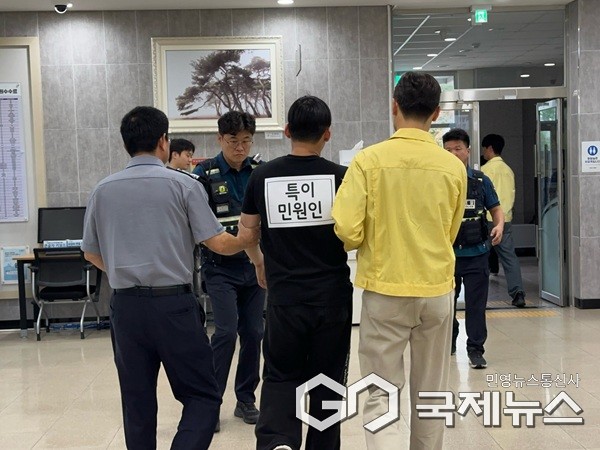 특이민원인을 경찰에게 인계하는 모습.(제공=보은군청)