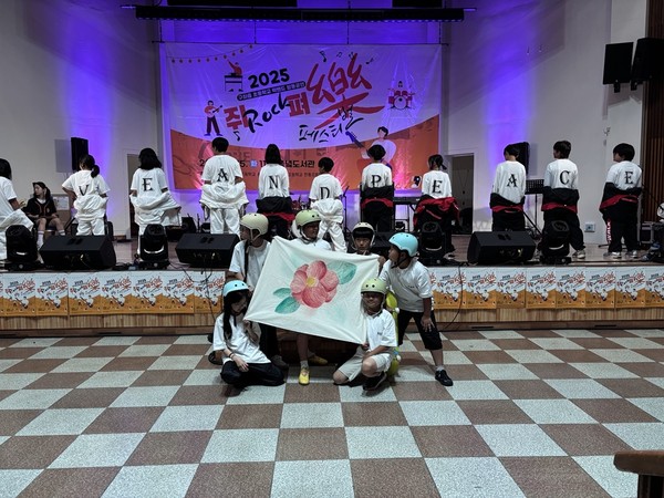평대초등학교(교장 고길철)는 지난 15일 동녘도서관에서 관객 300여 명이 운집한 가운데, ‘2025 쥐락(Rock) 펴락(樂) 축제’를 열어 큰 박수를 받았다.[사진=구좌초등학교]