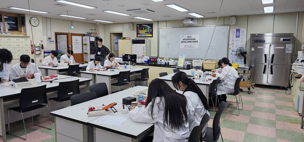 제주융합과학연구원(원장직무대리 서승필)은 지난 12일 도내 고등학교 2학년 학생 17개 팀 34명을 대상으로‘2025 제주과학창의대회(고등학교 과학탐구올림픽)’를 개최했다[사진=제주도교육청]