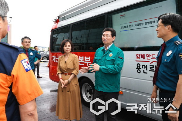 17일 재난 지휘 차량 앞에서 이상일 시장이 발언하고 있다(사진=용인시)