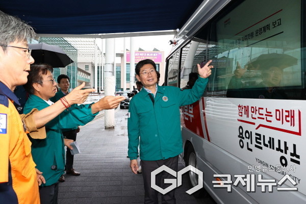 17일 시청에서 열린 제13회 안전문화살롱에 참석한 이상일 시장이 재난 지휘 차량을 살펴보고 있다(사진=용인시)