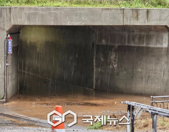 지난 17일 충남 서산시 푸르지오 2차 앞 굴다리가 올해도 집중 호우로 통행이 금지돼 시민들의 불만이 확상되고 있다(사진/백승일 기자)