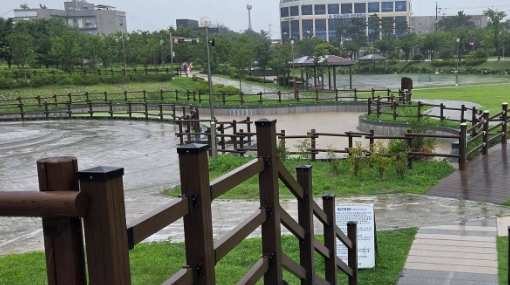 매년 물 난리를 격고 있지만 해결이 되지 않고 있는 충남 서산시 동문그린공원(사진/독자 제공)